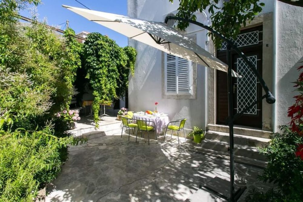 Apartment Blue & Green - Two-bedroom Apartment With Terrace and Garden View