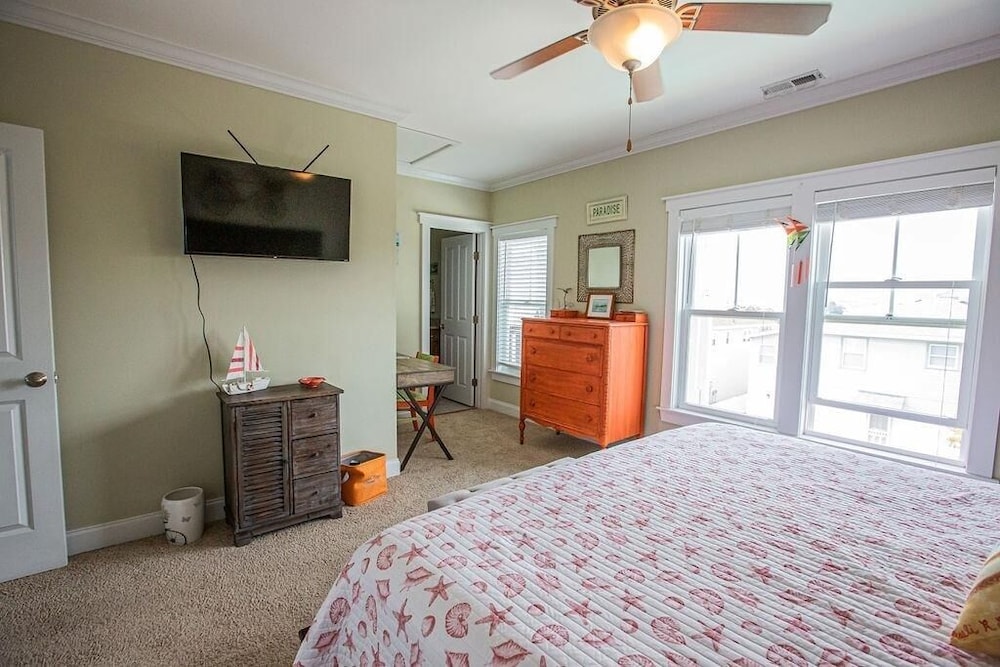 Life's A Beach 4 Bedroom Home by RedAwning