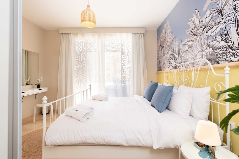 Xuru Stays I Exotic 1bdr w/ Outdoor Terrace Pool & Beach Access