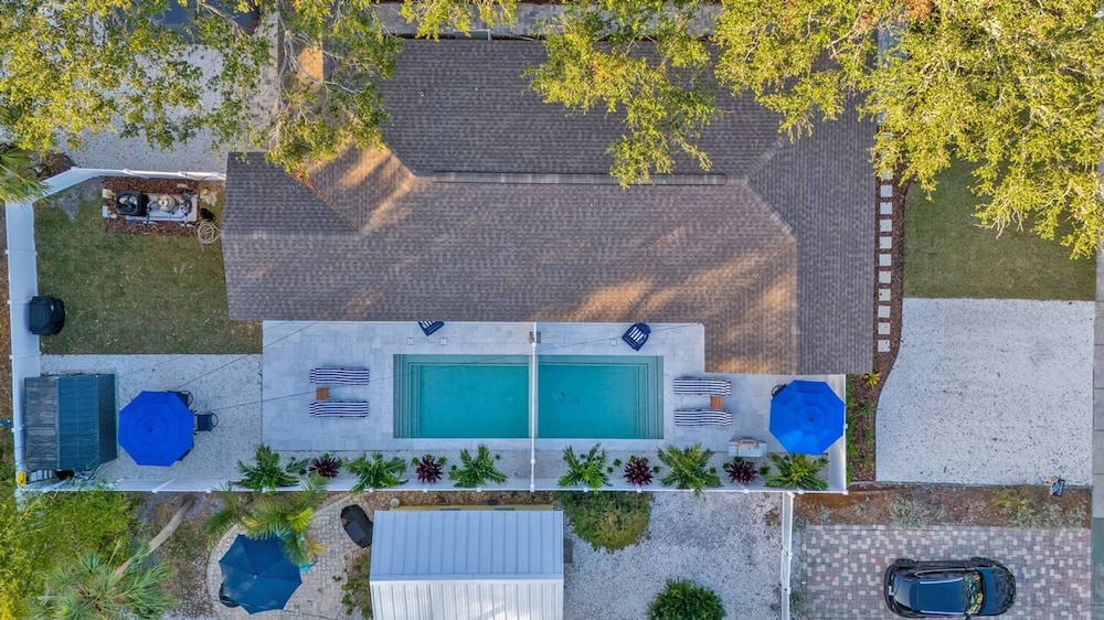Royal Blue Downtown-gulfport-heated Pool