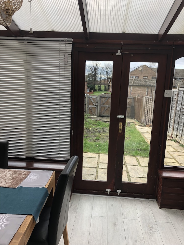 Lovely 3-bed House in Farnham Royal Slough view 5