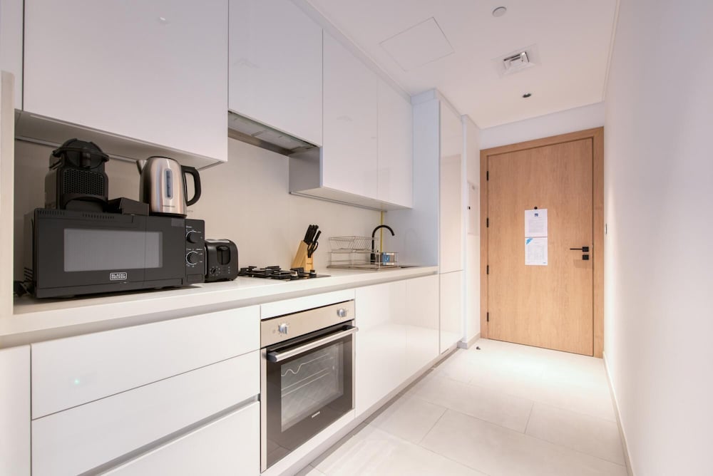 Stylish Studio w Dubai Canal Vw in Business Bay