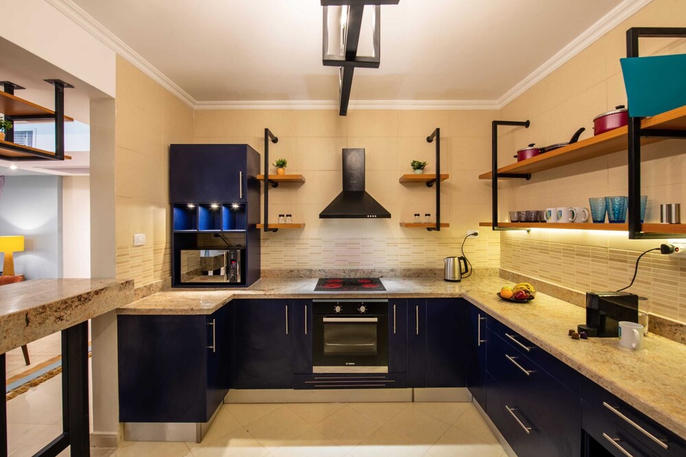 Xuru Stays I Waterfront Designer 2BR - 5 min to Airport