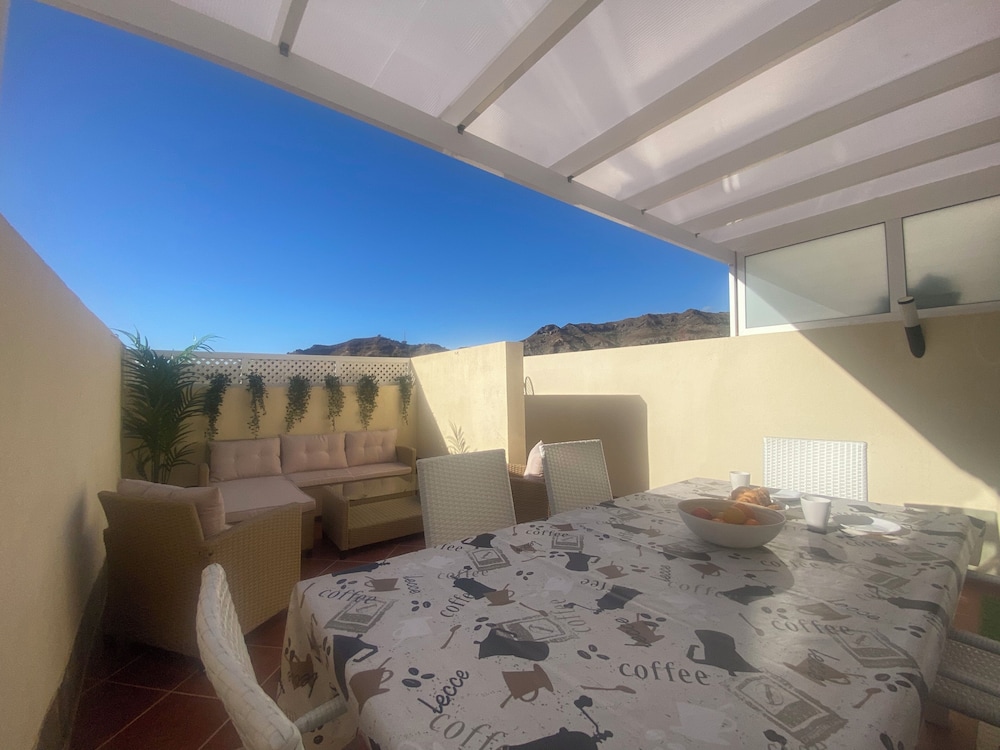 New Renovated Family Home Above Swimming Pool!
