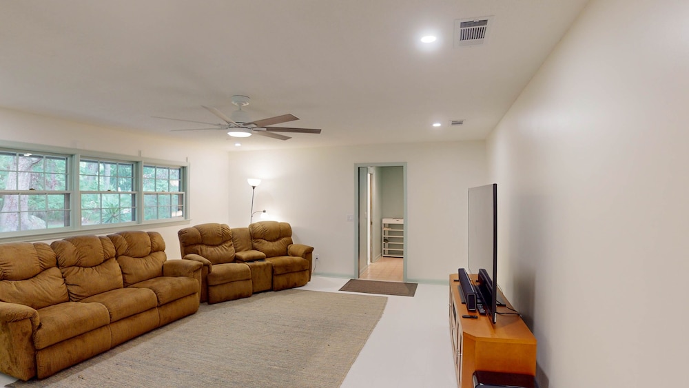 Live Oak Hideaway 4 Bedroom Home