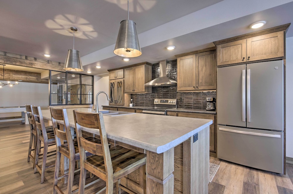 Lakefront Cabin w/ Proximity to Attractions!