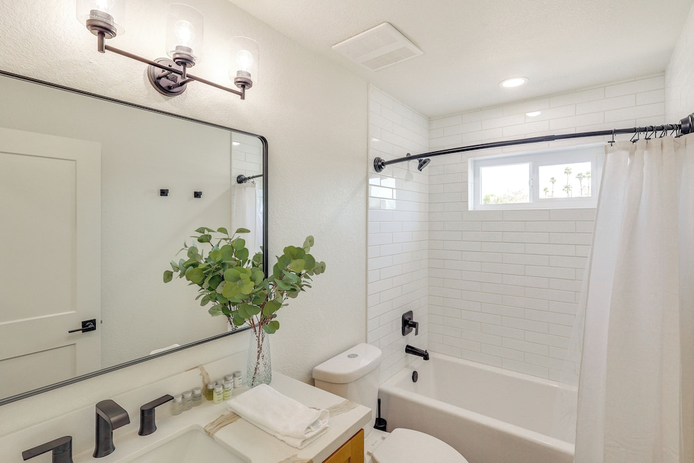 2 Mi to Windsor Beach! Updated, Sleek Family Home