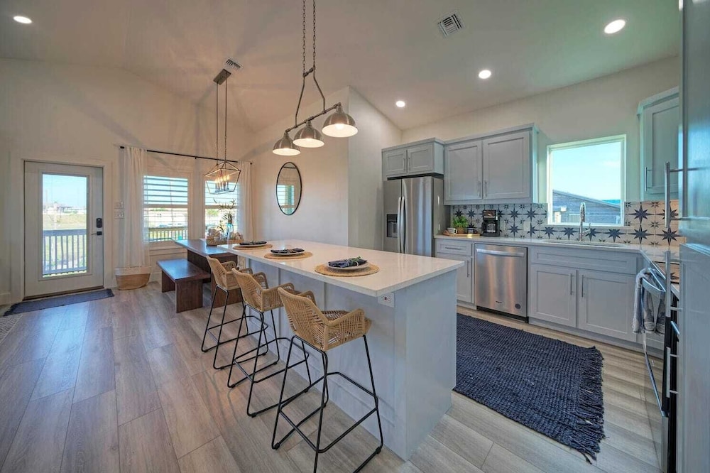 Sleeps 24 2 Homes, Walk to the Beach, Private Pools, Fire Pit, Modern Design