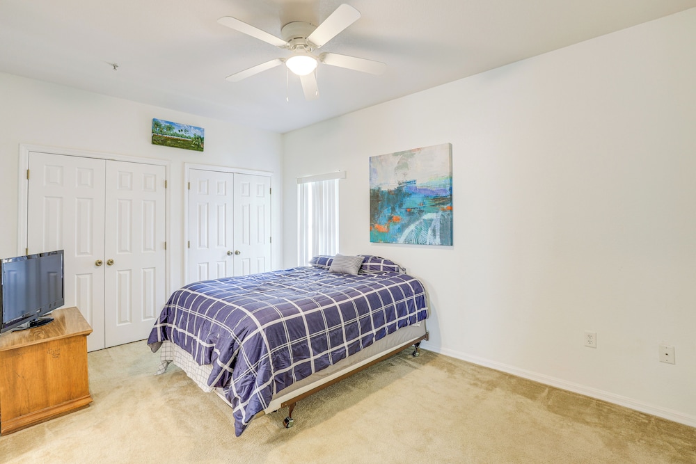 1 Mi to UF: Modern Townhome w/ Balcony