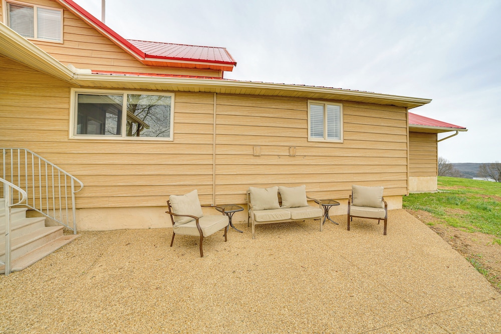 1 Mi to Table Rock Lake: Home w/ Furnished Patio!
