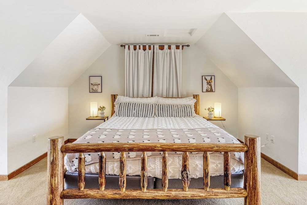 Group Cabin + Lake and Mountain View Pet-friendly, Fireplace, Games, Loft