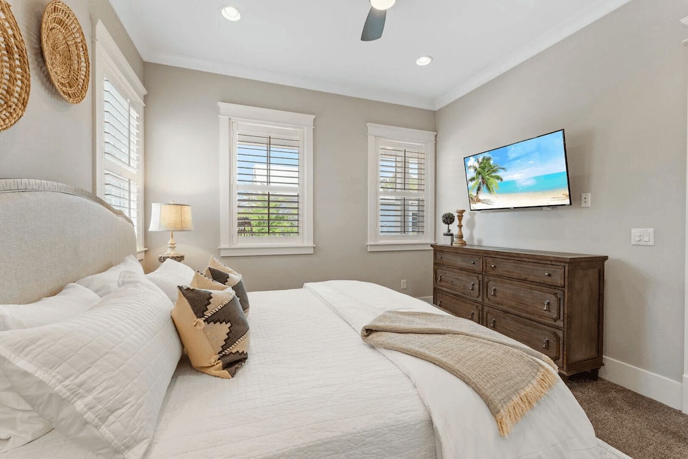 Back to the Beach by Avantstay with Pool Access