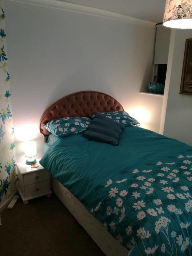 Flat - Sleeps 4 - Parking - Close to Airport view 2