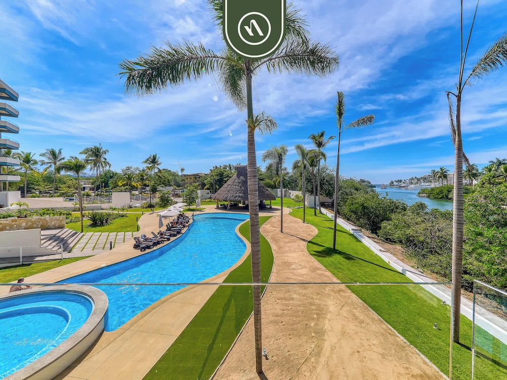 Brand New 1 BR Condo - Pool - Jacuzzi - Gym