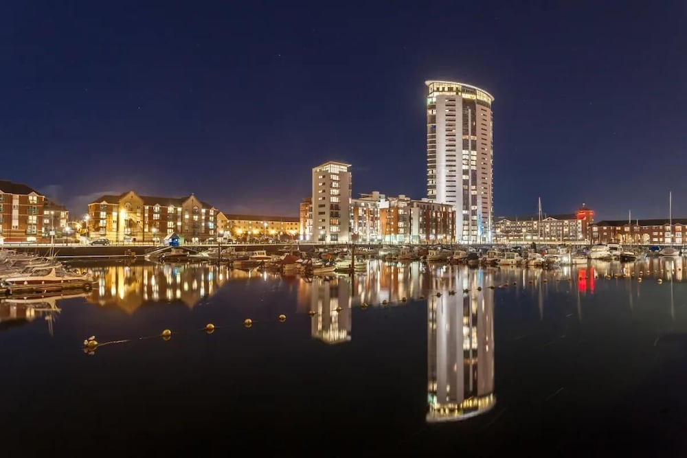 Captivating 1-bed Apartment in Swansea view 4