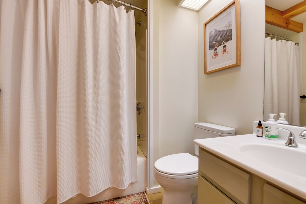 Ski-in/ski-out Sugarbush Retreat w/ Indoor Hot Tub