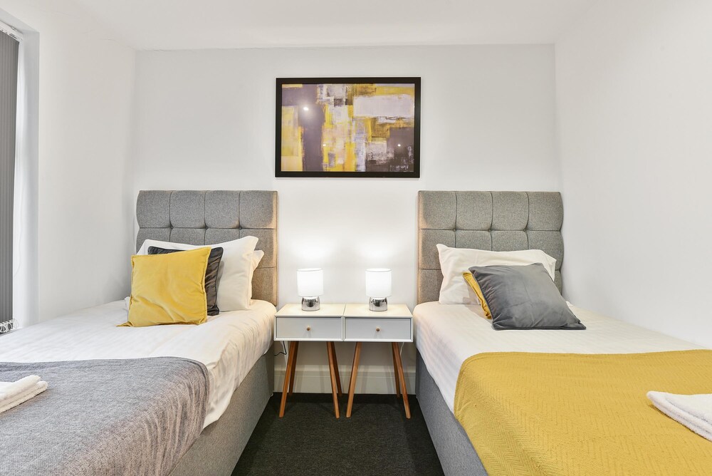 Rochfords Serviced House with 5 Bedrooms view 5