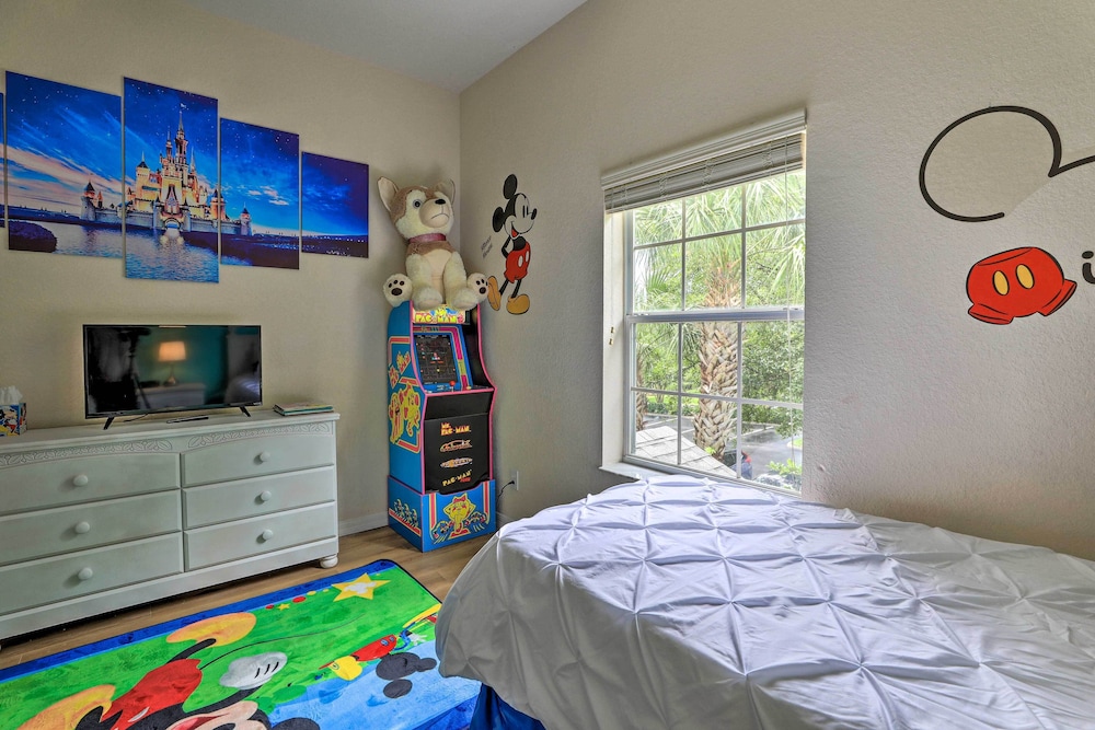 Vibrant Condo w/ Pool Access: 11 Mi to Disney