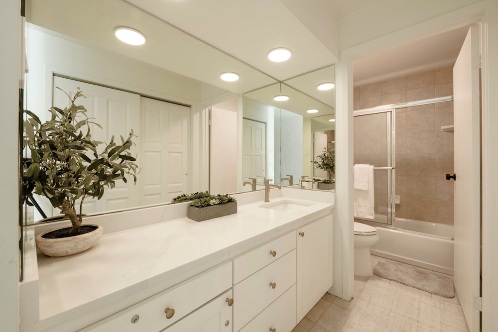 Park Avenue 299-1790 2 Bedroom Condo