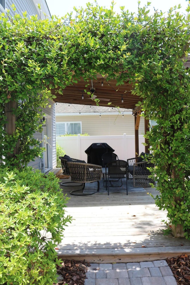 Lowcountry Lodge! In the Heart of Historic Old Town Bluffton SC