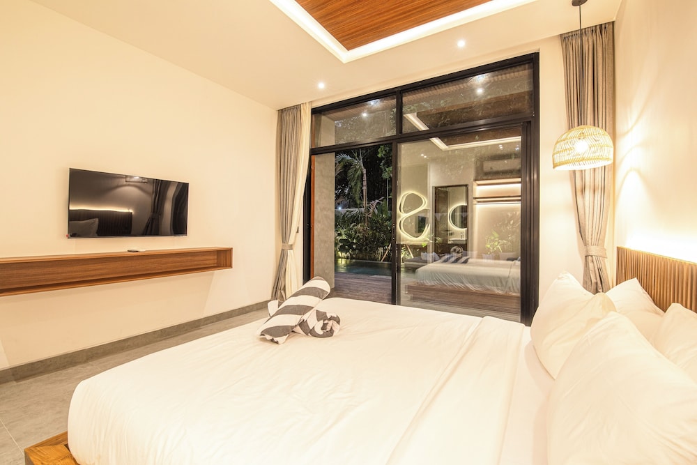 Elegant 5BR Canggu Villa 400m to Pristine Beach