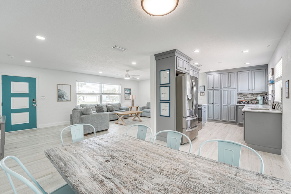 4 Mi to Beach! Furnished Outdoor Oasis in Seminole