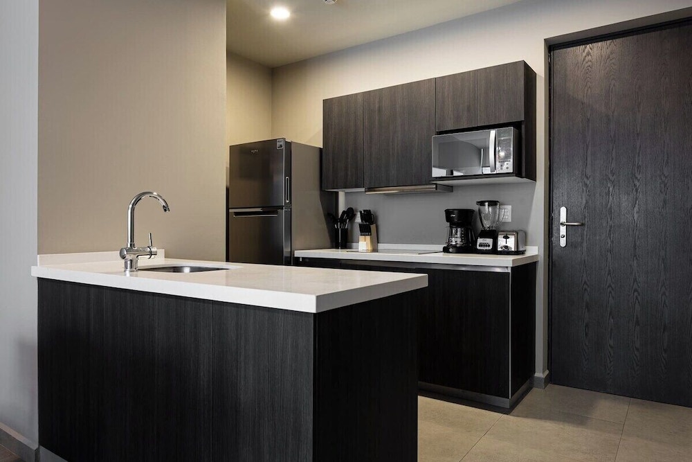 Modern Apts w Pool & Mountain View