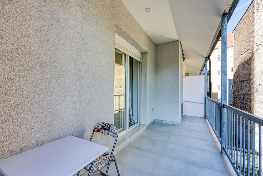 Boutique Downtown Studio with Balcony 1