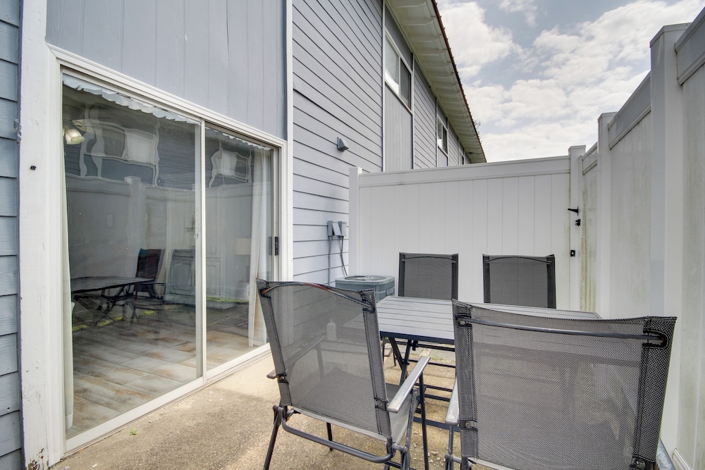 Near Beach & Casinos: Biloxi Condo w/ Pool Access