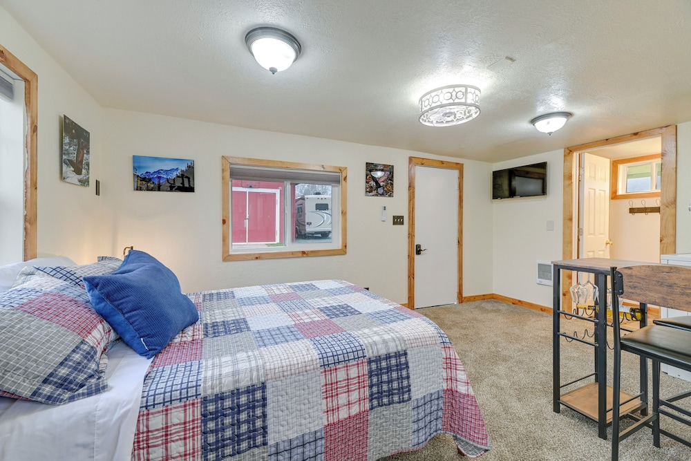 Near Rivers & Trails: Cabin in Rural Grants Pass