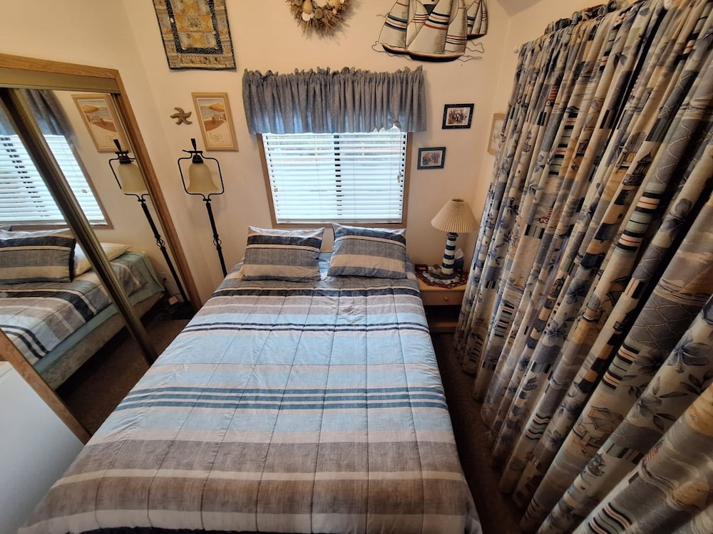 Luxurious Oceanfront Cabin 7 Getaway w Hot Tub