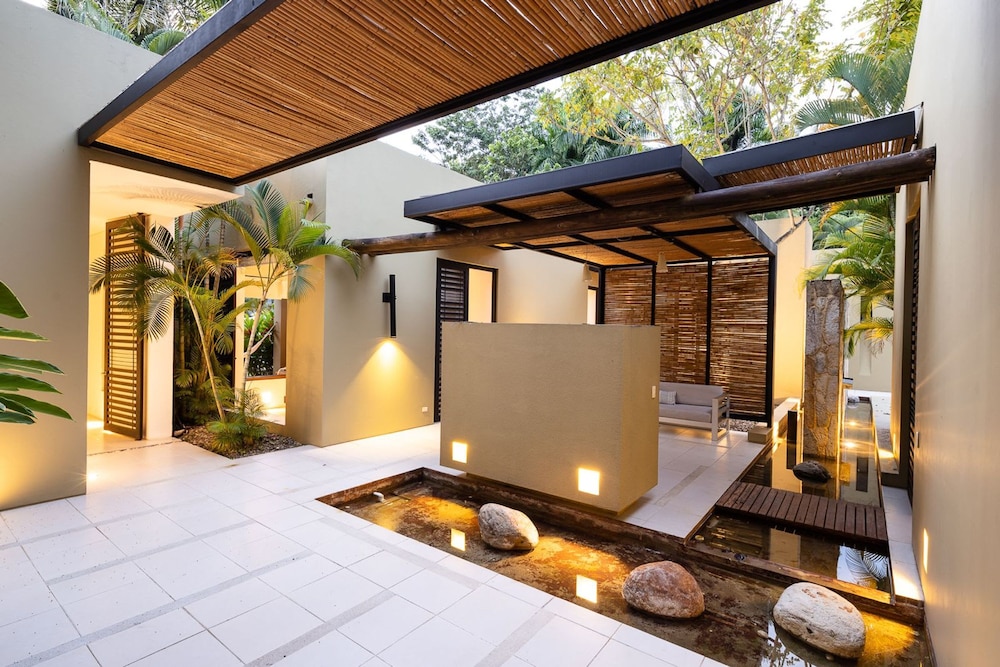w Splendid 5BR Villa at Mesa de Yeguas