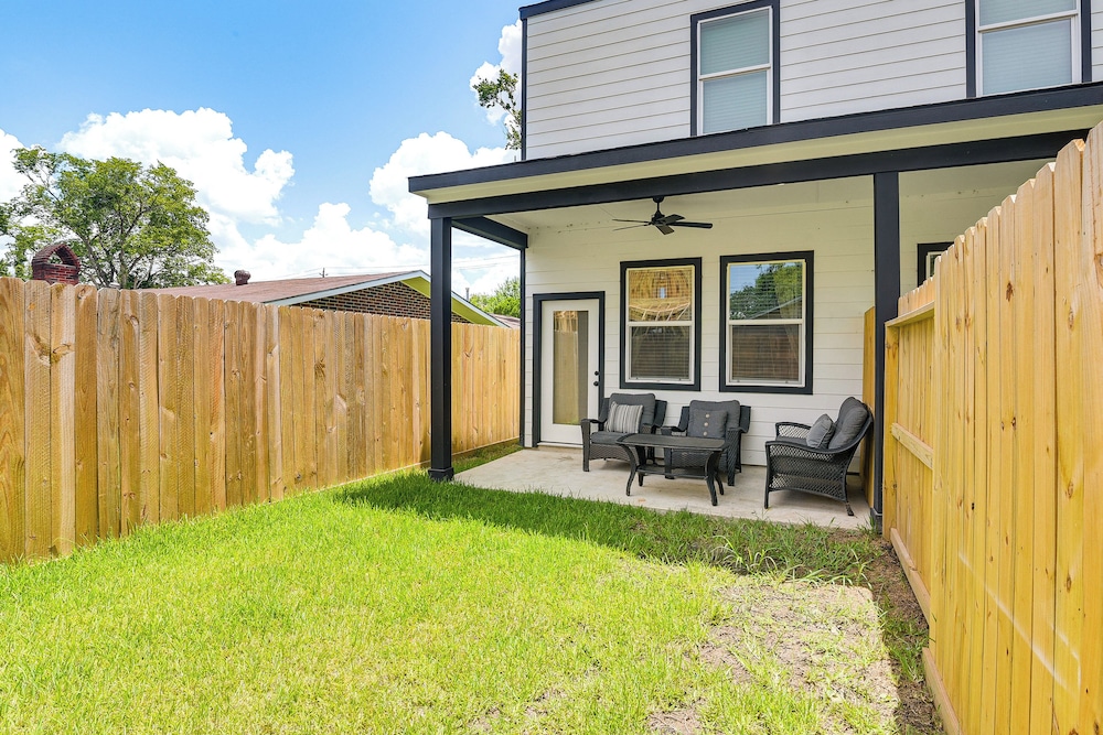 Private Patio & Yard: Houston Retreat Near Golf!