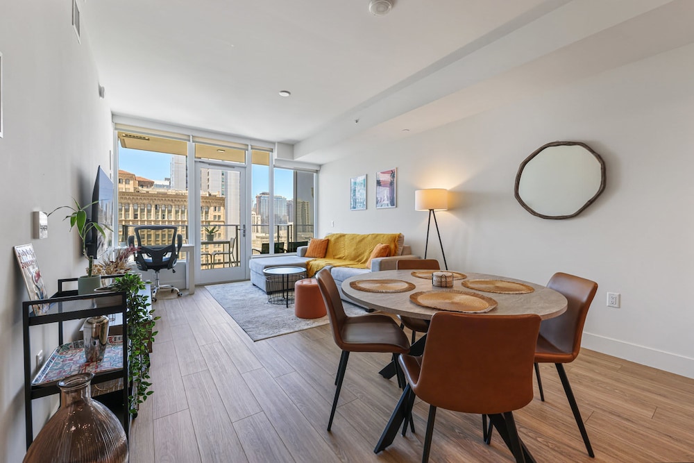 NEW Upscale Downtown San Diego Stay Queen Bed Pool Sauna