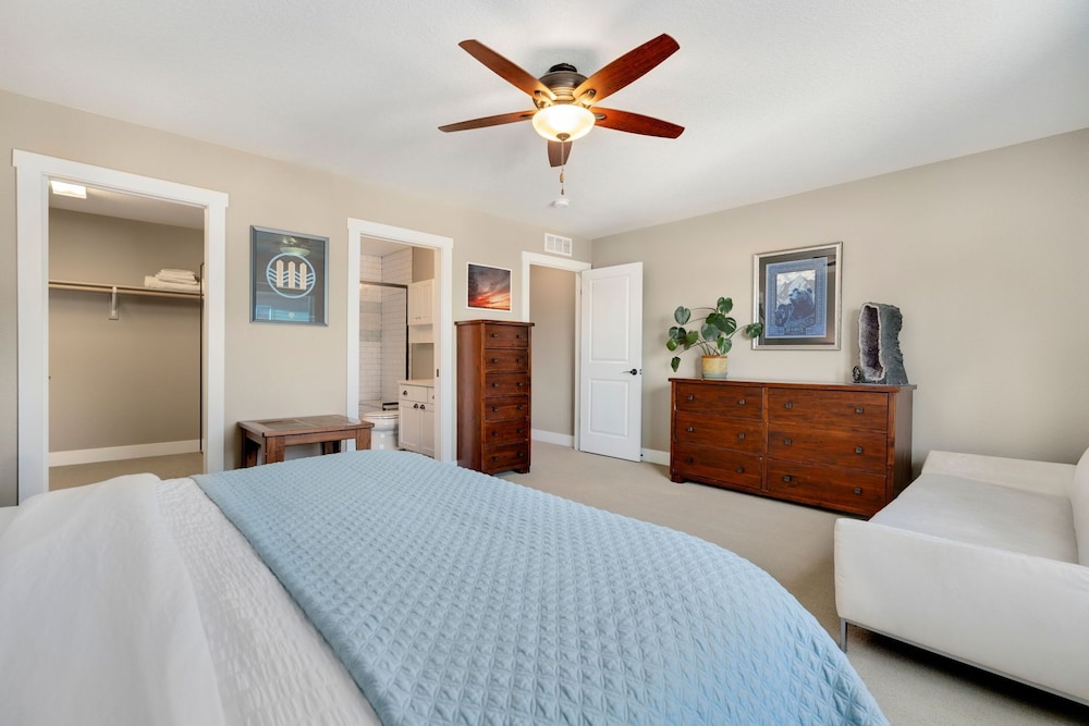 Old Town North Getaway King Beds & Game Room!