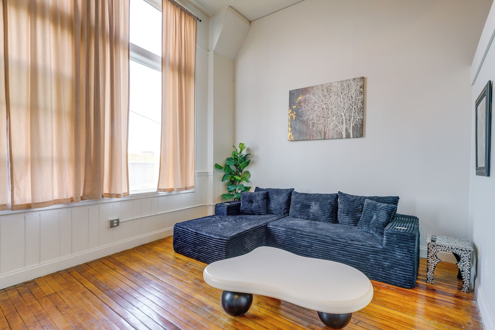 Explore Corktown: Updated Loft Next to Riverwalk!