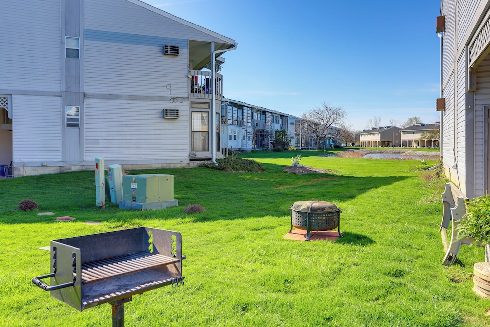 Boat Slip & Pool Access: Oak Harbor Haven!