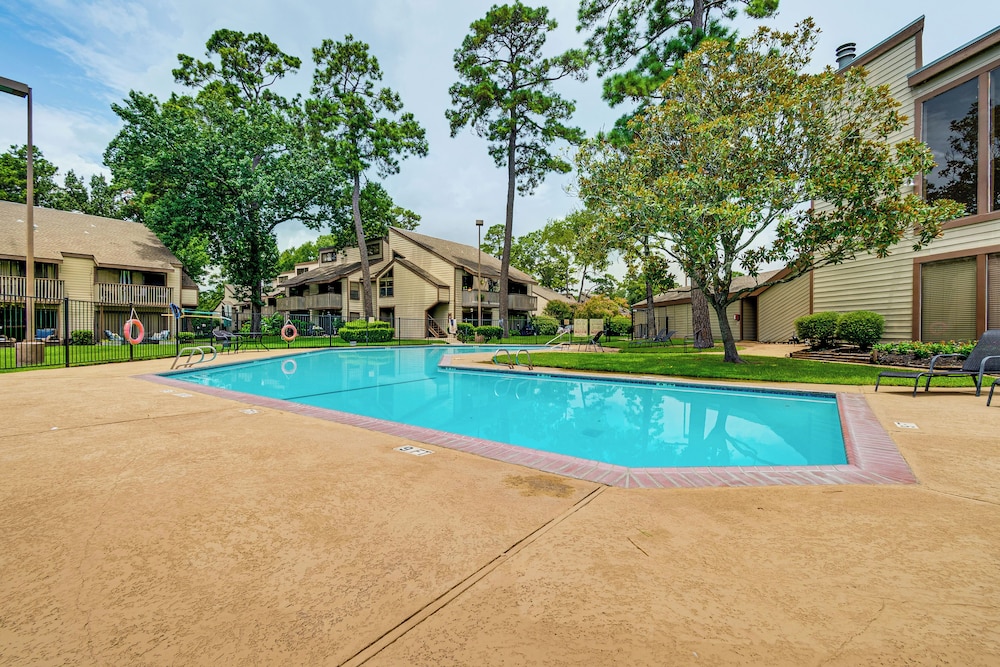 Walk to Lake Conroe - Condo w/ Community Perks!
