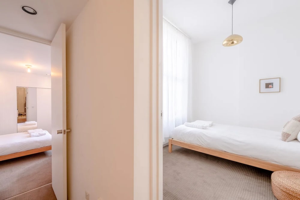 Stylish & Light Victorian 2BD Flat - Holland Park