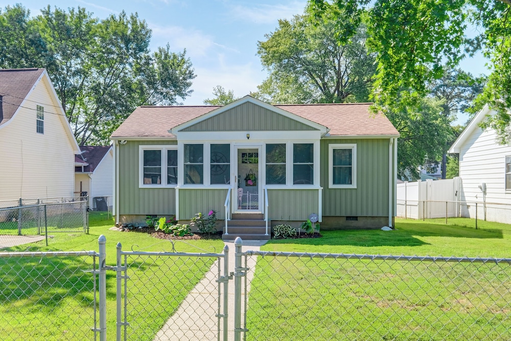 < 1 Mi to Colonial Beach: Coastal Gem w/ 2 Porches