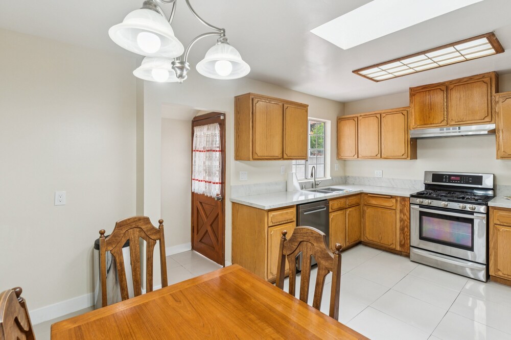 Russell House Near Hollywood & Griffith Park 3 Bedroom Home