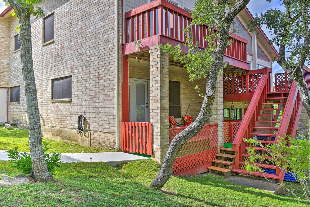 Relaxing Helotes Apt: 7 Mi to UT at San Antonio!