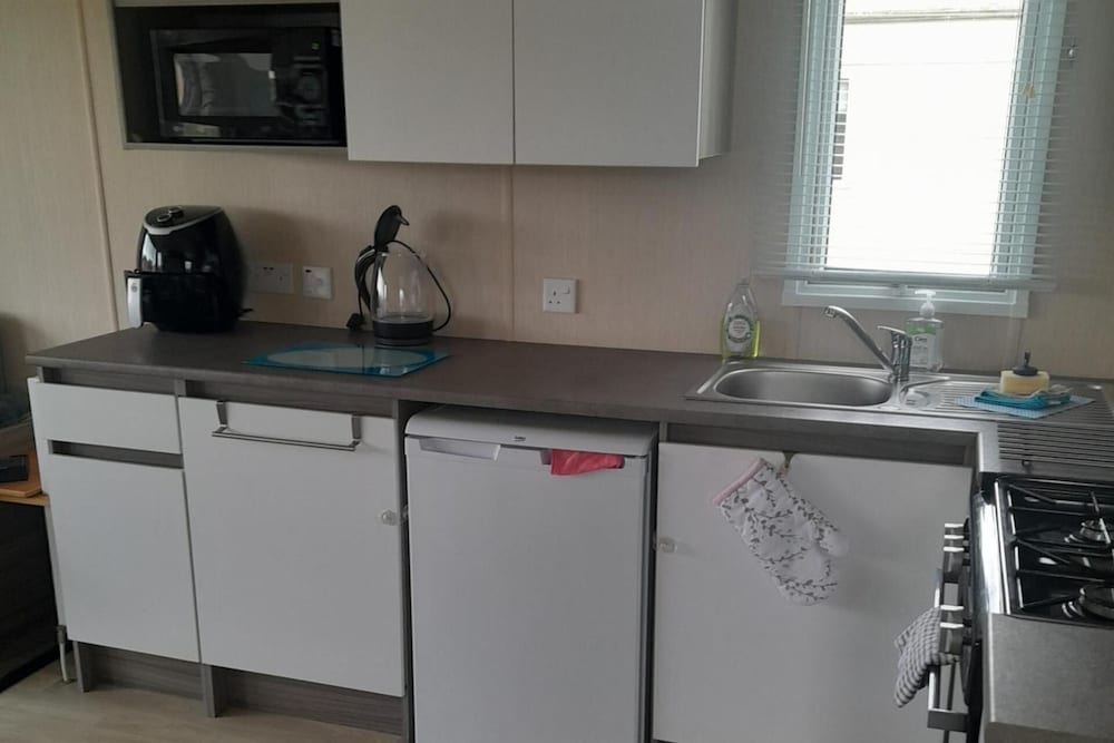 3 Bed-sleeps 6-pet Friendly-5 Min to Beach