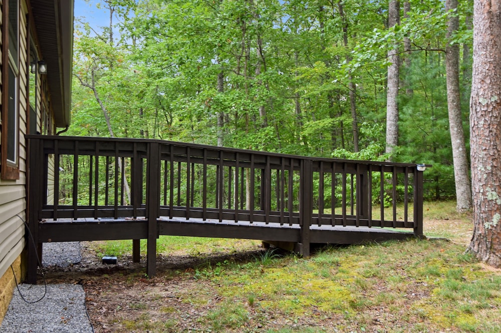 Cozy Cove Escape - Lakeside Retreat 3 Bedroom Cabin