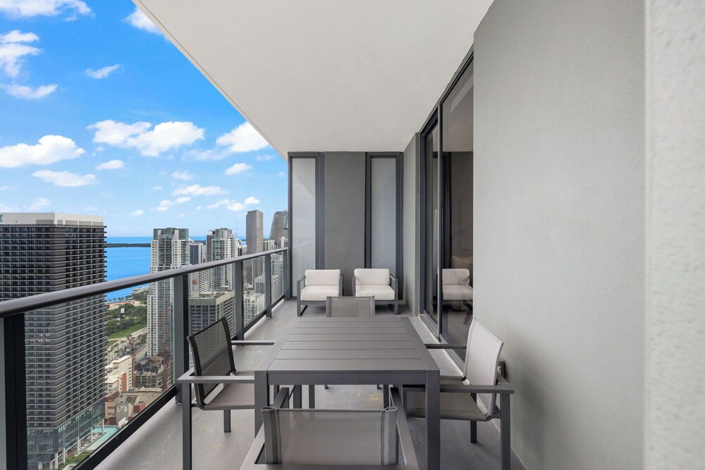 Lux Studio W City Views and Pool
