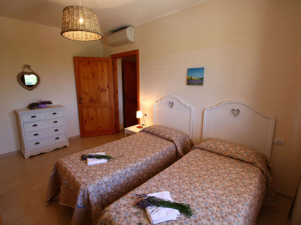 Farmhouse in Montalto Near Sandy Beaches view 4