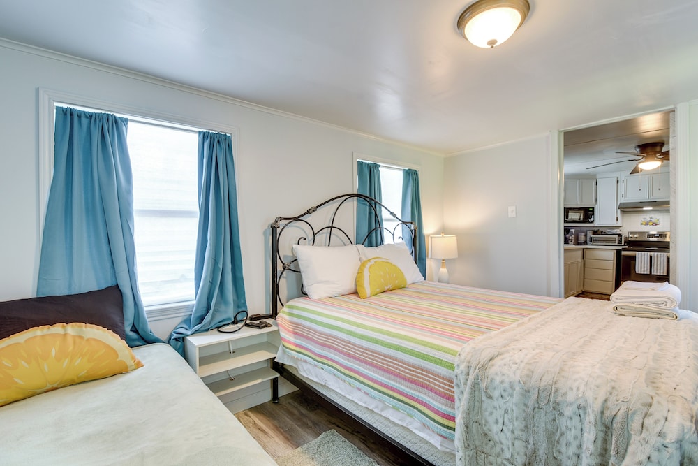 2 Mi to Public Beach: Pet-friendly Freeport Home!