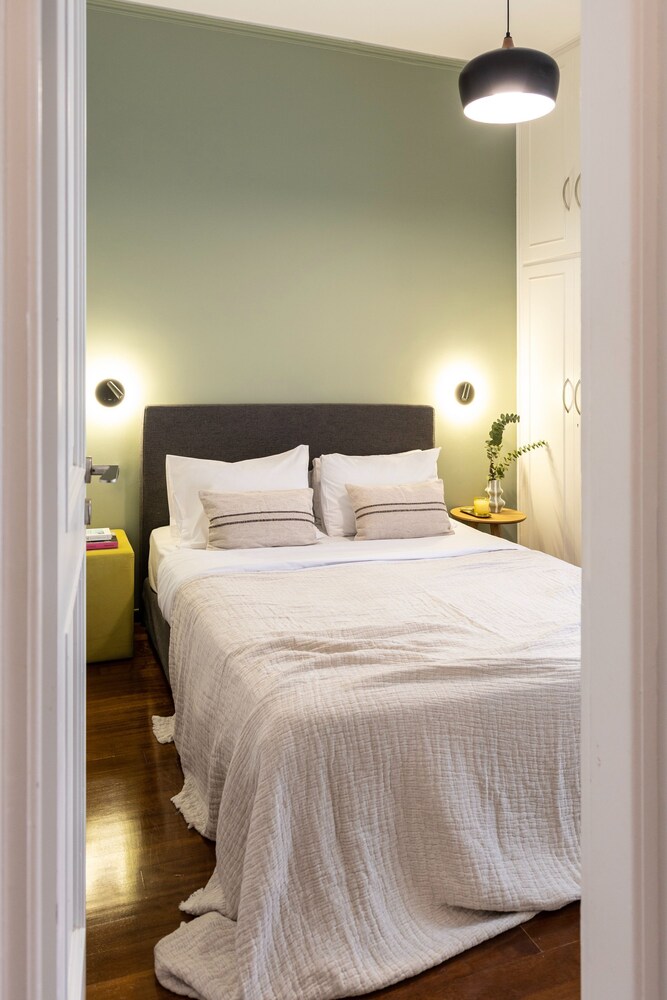 Spacious 3-bedroom Getaway With Balcony in Glyfada