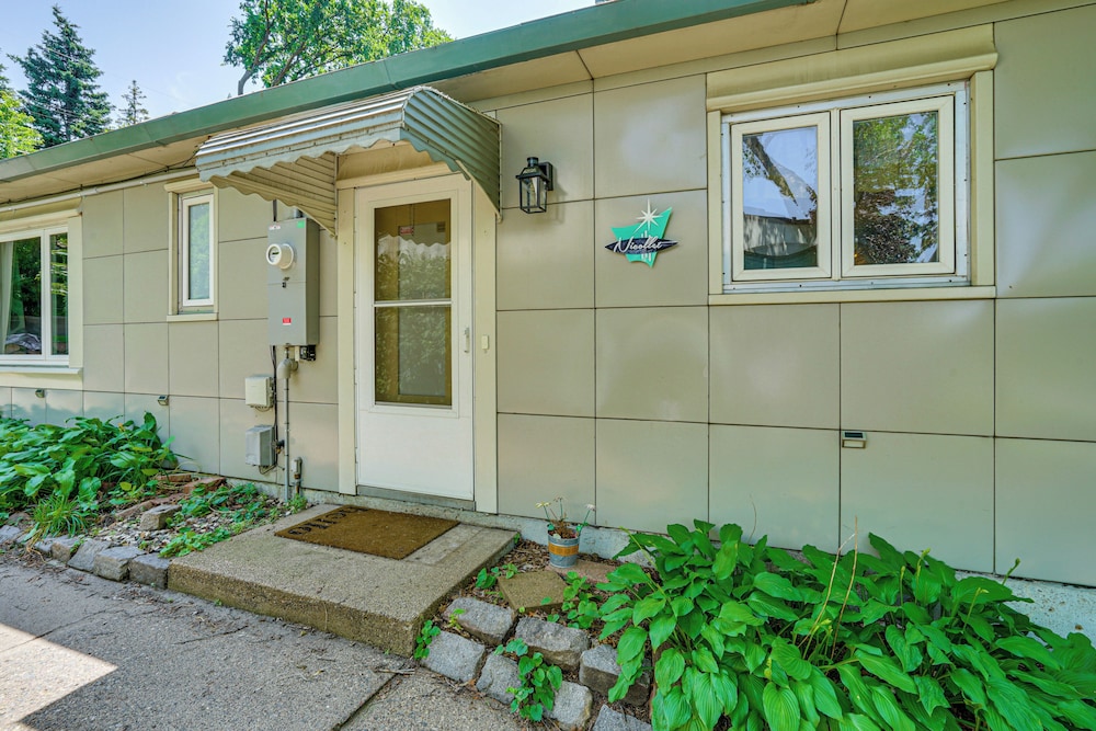 Lustron of the Lakes: Retro MCM Gem in Tangletown