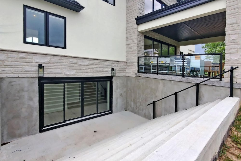 Lucky Mansion Luxury Villa in Fort Erie